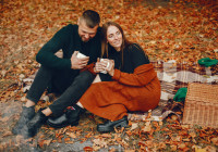 мужчина и женщина сидят на земле