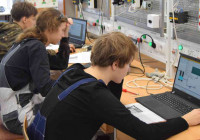 молодые электромонтажники