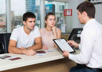 молодая пара в банке