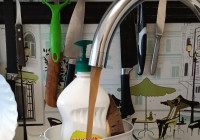 темная вода течет из крана