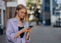 девушка с телефоном