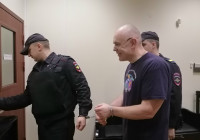 Любарского заводят в клетку