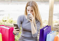 девушка с телефоном