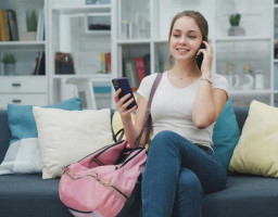 девушка с телефоном