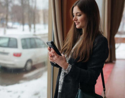 девушка с телефоном