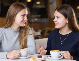 девушки в кафе