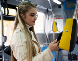 девушка в автобусе