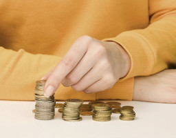 рука с монетами