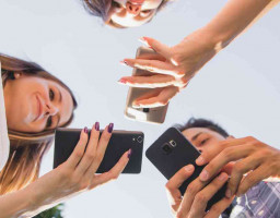 молодые люди с телефонами