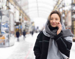 Девушка с телефоном