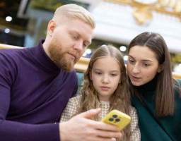семья с телефоном