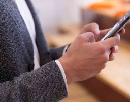 телефон в руках