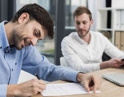 клиент подписывает бумаги