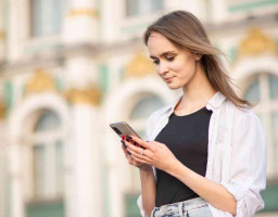 девушка с телефоном
