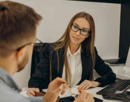 женщина и мужчина в очках