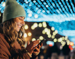 девушка с телефоном