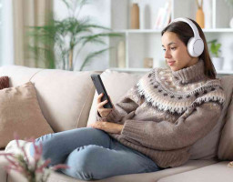 девушка с телефоном