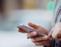 телефон в руках