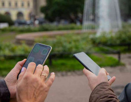 телефоны в руках