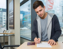 мужчина в банке