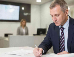 мужчина в банке