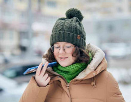 подросток с телефоном