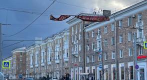 Поврежденное ветром оформление к 9 Мая в Петрозаводске.