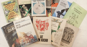 книги на столе