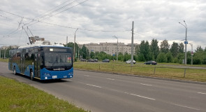 Троллейбус в городе