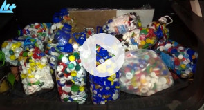 Собирают пластиковые крышки