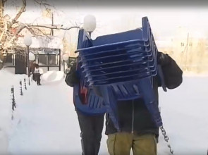 выносят стулья