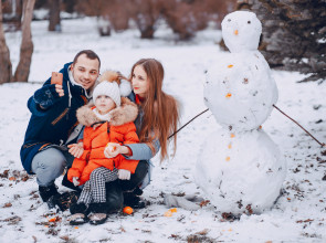 семья слепила снеговика