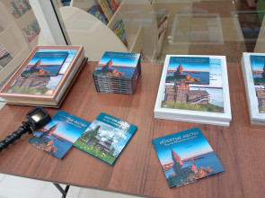 книги на столе