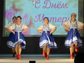 танец на сцене