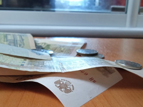 деньги на столе по лучами света