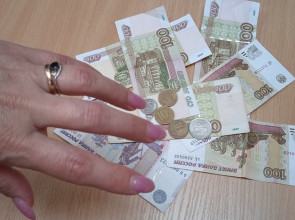 деньги на столе рука