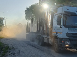Пыльная городская дорога