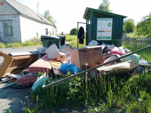 мусор у помойки