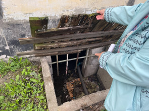 Дом уходит под землю