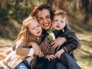 женщина с двумя детьми