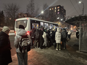 Школьники на остановке