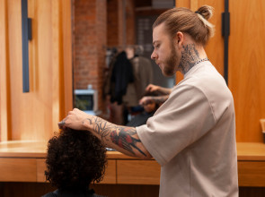 мужчина-парикмахер делает стрижку