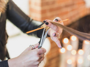 стрижка волос в парикмахерской