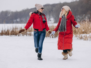 две девушки гуляют зимой