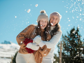 две женщины веселятся зимой