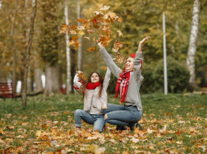 женщина с дочкой в осеннем парке