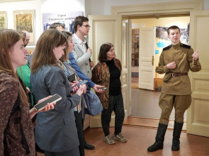 Жений Парфёнов проводит экскурсию в музее