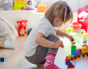 ребенок и игрушки