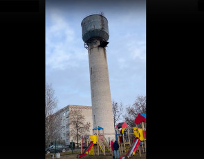 башня и детская площадка