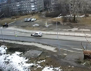 авто сбивает женщину